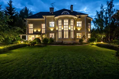 Продажа коттеджа 700 м², 4 спальни #1